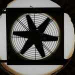 Industri&euml;le ventilatiebox met rooster en schoepen, ideaal voorbeeld bij ventilatiebox vervangen