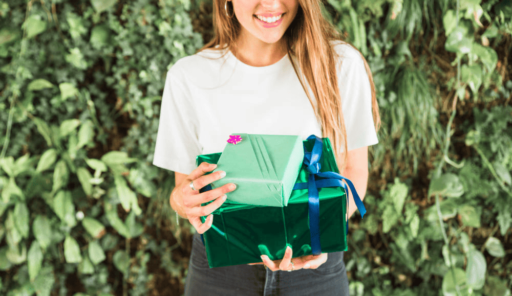 een vrouw krijgt een cadeautje