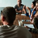 mensen hebben een vergadering aan een tafel.