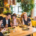 in een druk restaurant word eten besteld