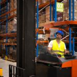 Een heftruck in een magazijn