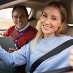 Leerling geeft duim omhoog tijdens rijles met instructeur &ndash; rijles fouten vermijden