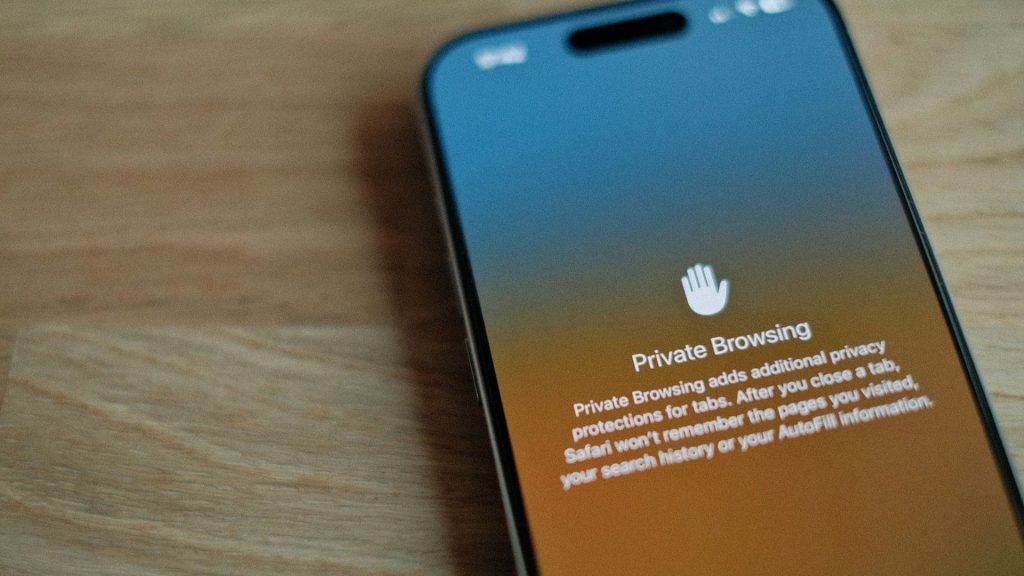 Smartphone met scherm ‘Private Browsing’ als symbool voor online imago en digitale privacy