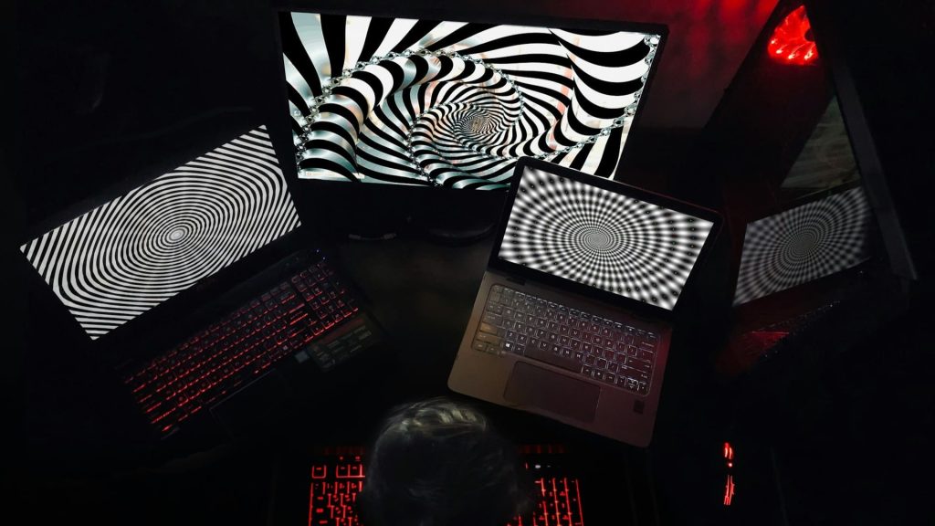 Meerdere schermen met hypnotische patronen als metafoor voor online imago en algoritmische beïnvloeding