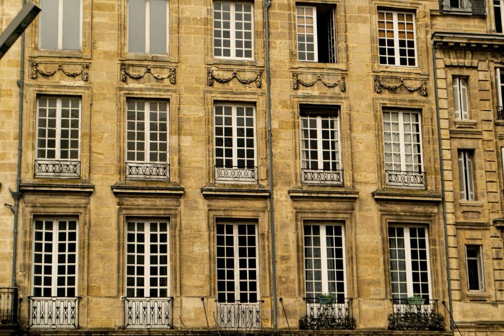 Gevel onderhoud bij historisch pand met natuurstenen gevel en hoge ramen