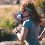 Hardloopster met trainingsmasker tijdens zuurstoftraining in de natuur om longcapaciteit en aerobe conditie te vergroten