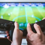 Simulatiegames gespeeld met twee controllers voor een tv-scherm tijdens een ontspannen speelsessie