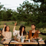 Vrienden geslaagd tuinfeest tafel hapjes drankjes bomen