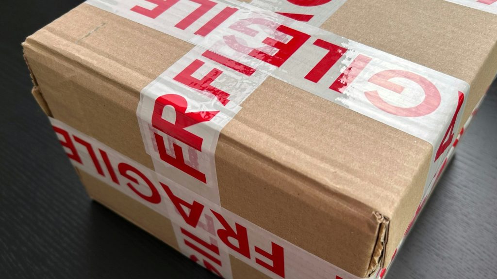 Doos met breekbaar tape goed afgesloten voor veilig breekbare spullen verhuizen
