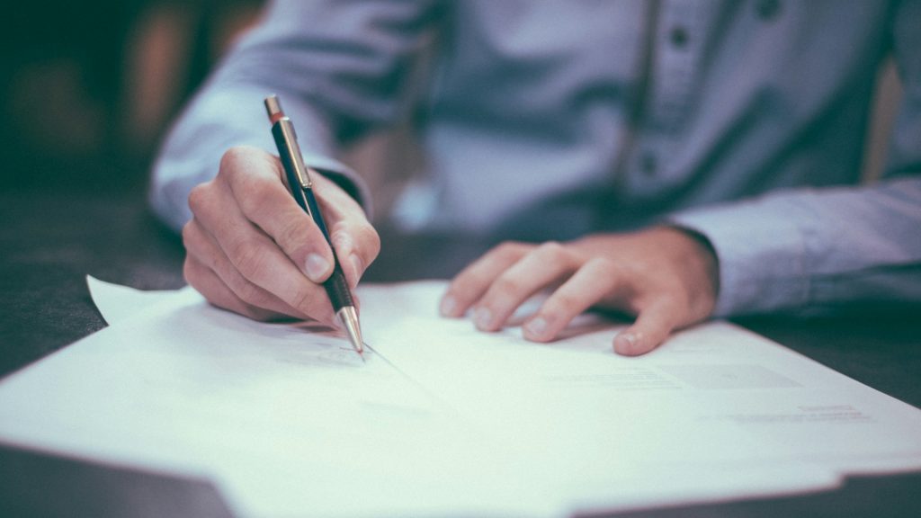 Ondertekenen van contract bij hypotheekvorm kiezen en afsluiten hypotheek