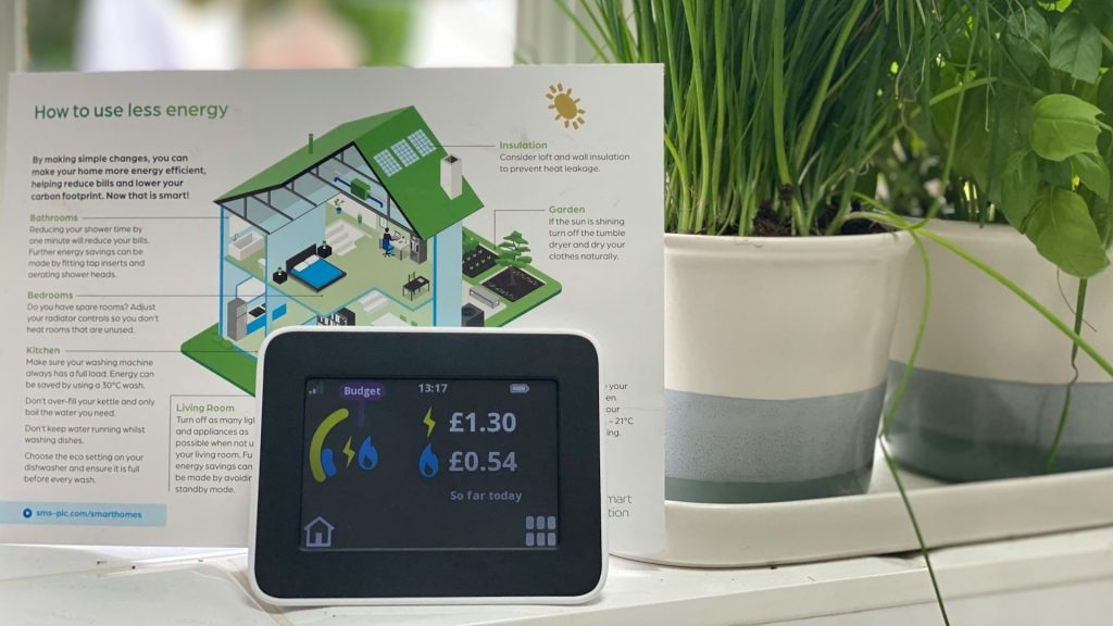 Slimme meter toont energieverbruik in huis met focus op energiezuinig dak en lagere energiekosten