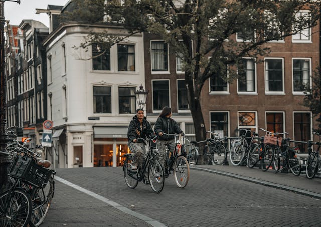 twee meisjes die samen door de stad fietsen