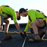 Dakwerkers plaatsen dakbedekking als onderdeel van een energiezuinig dak voor betere isolatie