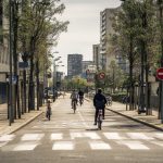 Verkeersveiligheid in steden krijgt meer aandacht door brede fietspaden en veilige oversteekplaatsen.