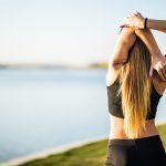 vrouw stretcht haar arm